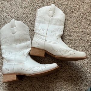 Dream Pairs White Embroidered Heeled Boots